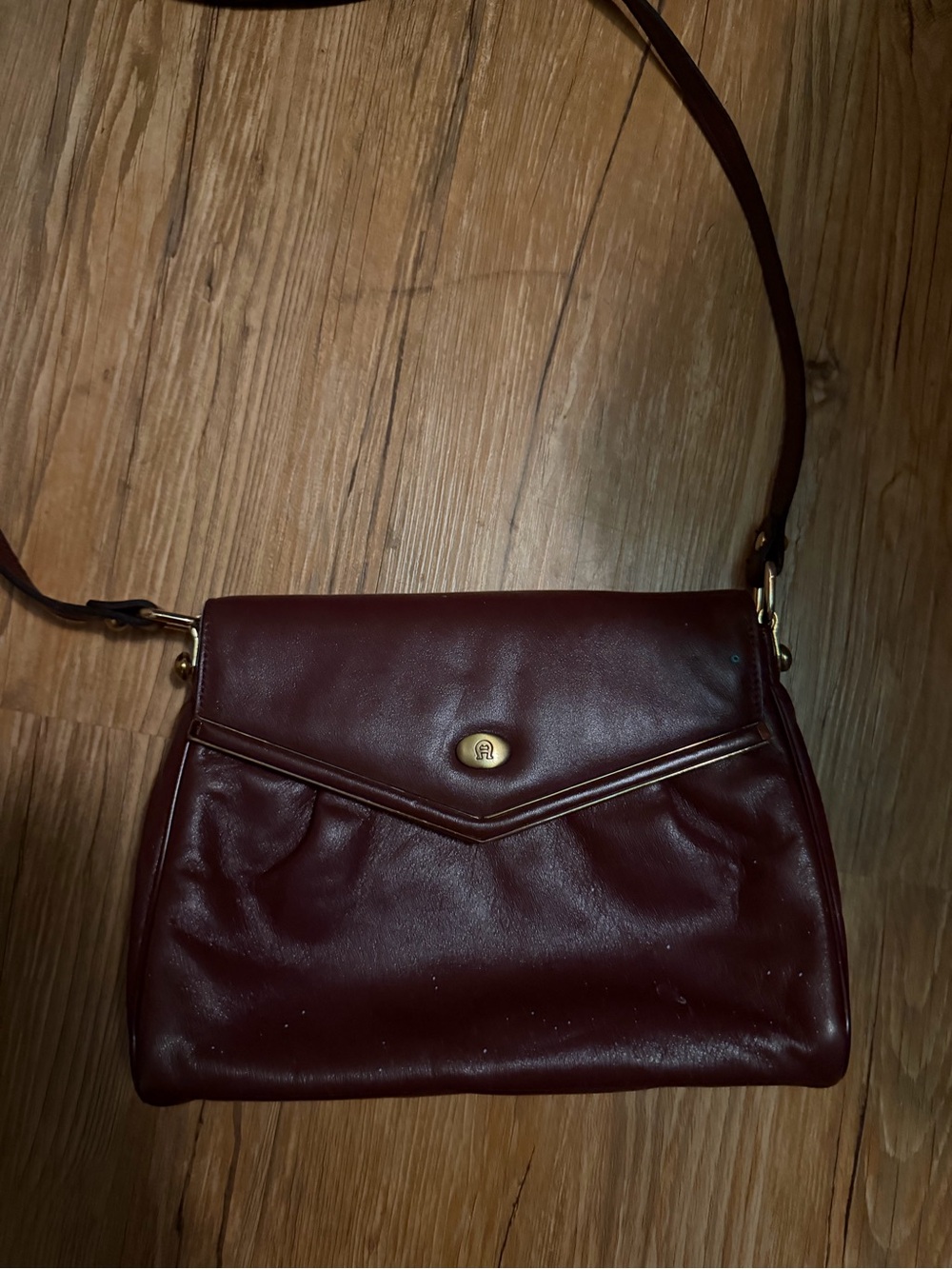 Classic Women's Leather Crossbody Bag in Burgundy